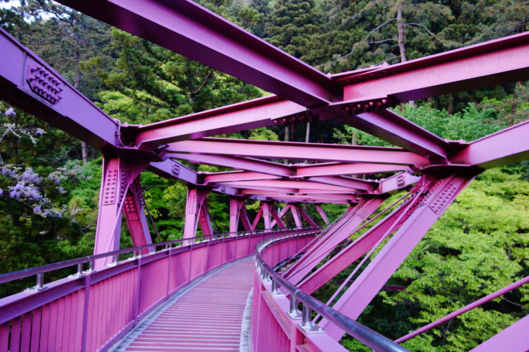 あやとりはし｜加賀市にある山中温泉近くのワインレッドの鉄骨橋をご紹介！ やらんがけ