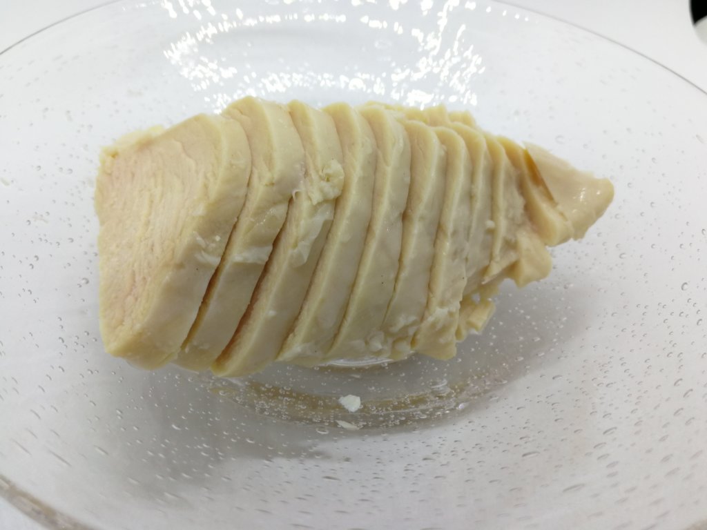 淡路島藻塩の国産鶏サラダチキンの断面
