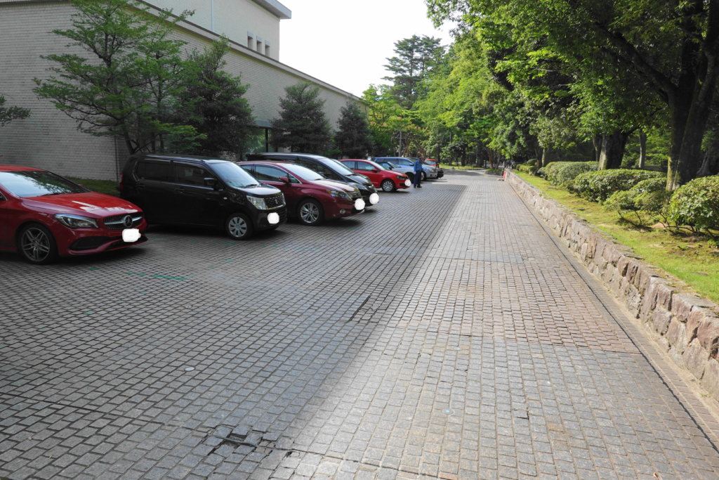 石川県立美術館の駐車場